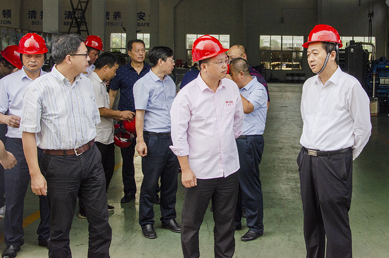 书记张小兵与董事长冯春山交流企业经营状况